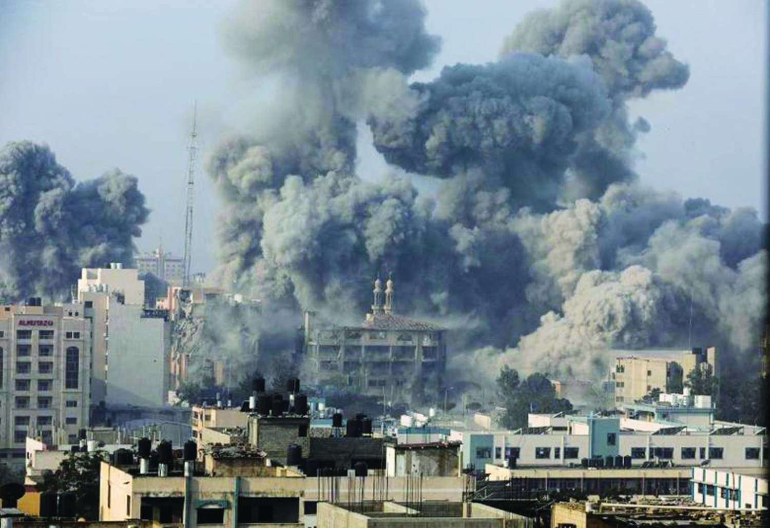 طيران الاحتلال يشن غارات على مخيم البريج