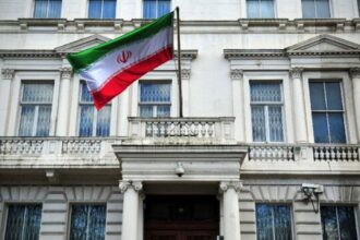 اعتقال متظاهر بعد نزعه علم السفارة الإيرانية