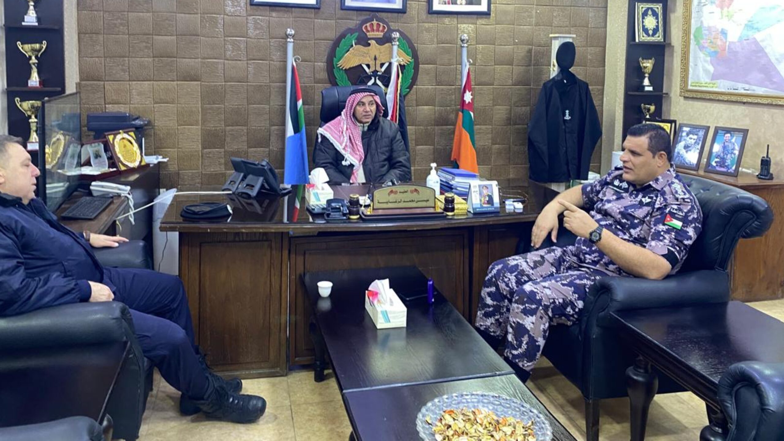 صورة حول : محافظ الزرقاء يشيد بالتنسيق الأمني لمواجهة المنخفض الجوي محافظ الزرقاء يشيد بالتنسيق الأمني لمواجهة المنخفض الجوي