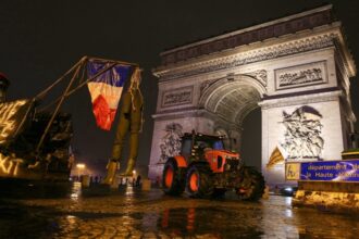 مزارعون فرنسيون يحتلون باريس بجرارات احتجاجًا على اتفاق تجاري