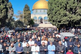 آلاف الفلسطينيين يؤدون صلاة الجمعة في المسجد الأقصى