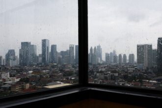 انهيار أرضي يودي بحياة 7 أشخاص ويخلف 82 مفقودًا في جاوة الغربية