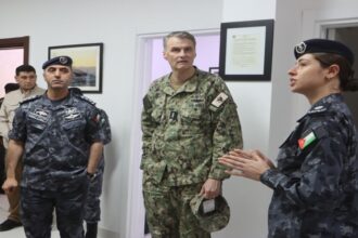 قائد القوات البحرية الأميركية يزور القوة البحرية والزوارق الملكية بالأردن