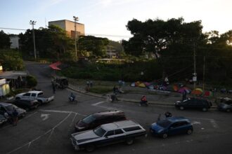 فنزويلا تبدأ إطلاق سراح أميركيين وتعيد منصة "إكس" بعد أكثر من عام