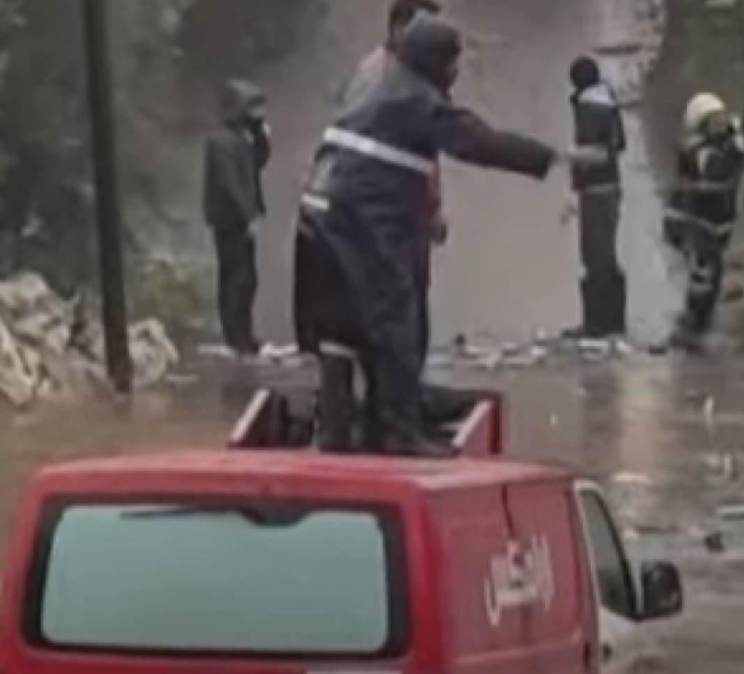 عاجل | غرقت مركبة في ناعور والأمن يحذر المواطنين