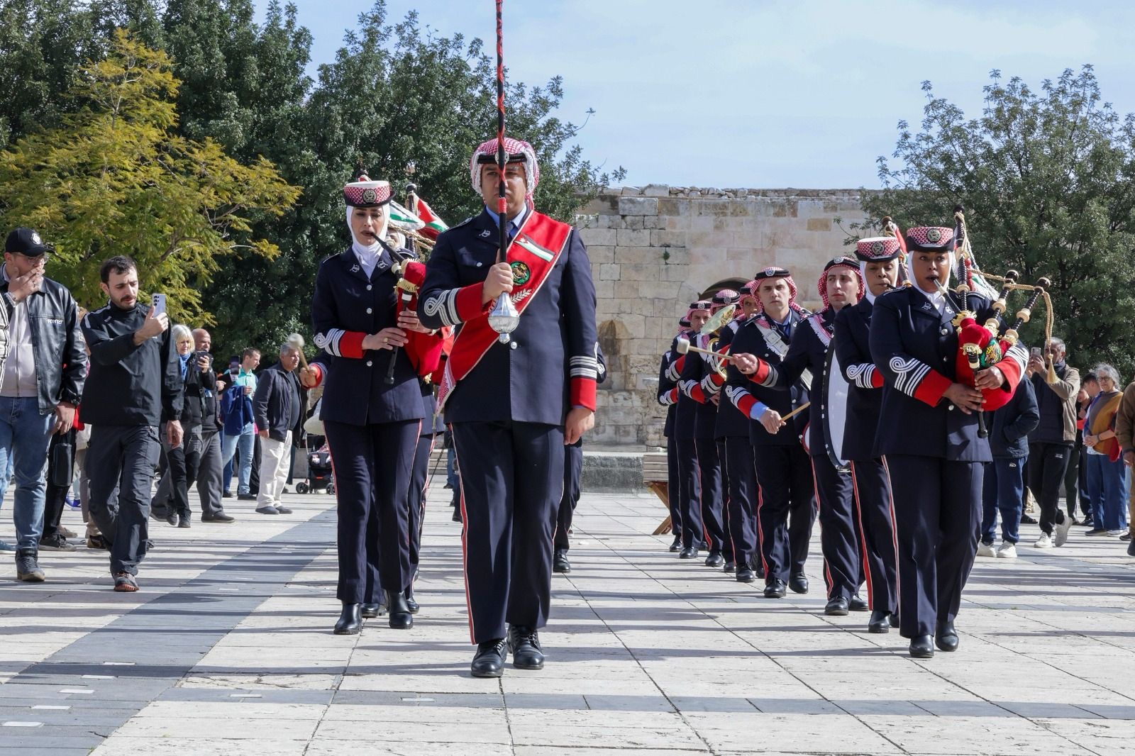 (بالفيديو) مسيرة ضخمة انطلقت من الشركة وجابت شوارع عمّان.. زين تحتفي بالعيد الرابع والستين لميلاد جلالة الملك