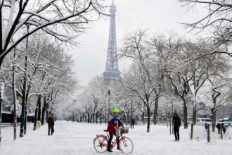 الغاء 140 رحلة جوية وتوقف الحافلات بسبب الثلوج في باريس