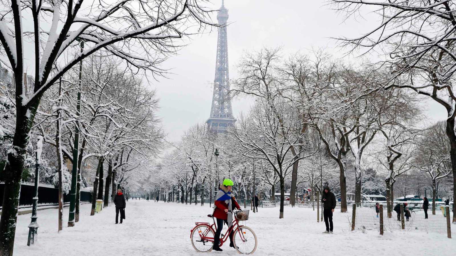 صورة حول : الغاء 140 رحلة جوية وتوقف الحافلات بسبب الثلوج في باريس الغاء 140 رحلة جوية وتوقف الحافلات بسبب الثلوج في باريس