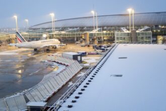 ثلوج فرنسا توقف 140 رحلة جوية في باريس