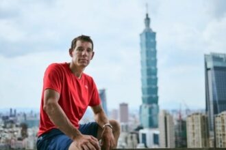 أمريكي يواجه الخطر بتسلق ناطحة سحاب بلا حماية