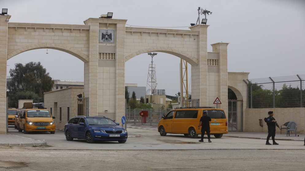 صورة حول : نشاط ملحوظ على معبر الكرامة.. و45 مطلوبا للعدالة يُقبض عليهم نشاط ملحوظ على معبر الكرامة.. و45 مطلوبا للعدالة يُقبض عليهم