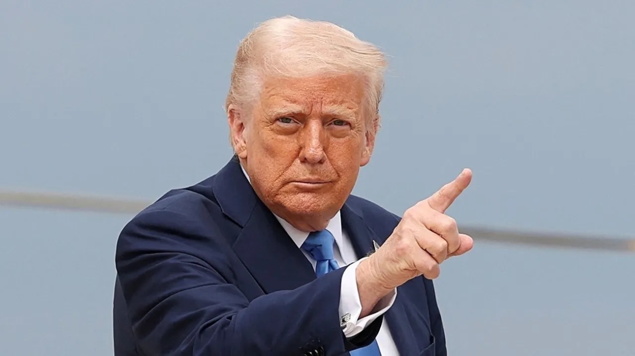 ترامب يوجّه تحذيرات دولية بعد عملية فنزويلا… من غرينلاند إلى كوبا