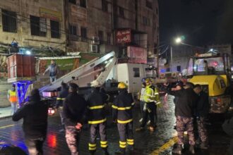 بالفيديو… انهيار شرفة مبنى وسط إربد التجاري يستنفر كوادر البلدية والدفاع المدني