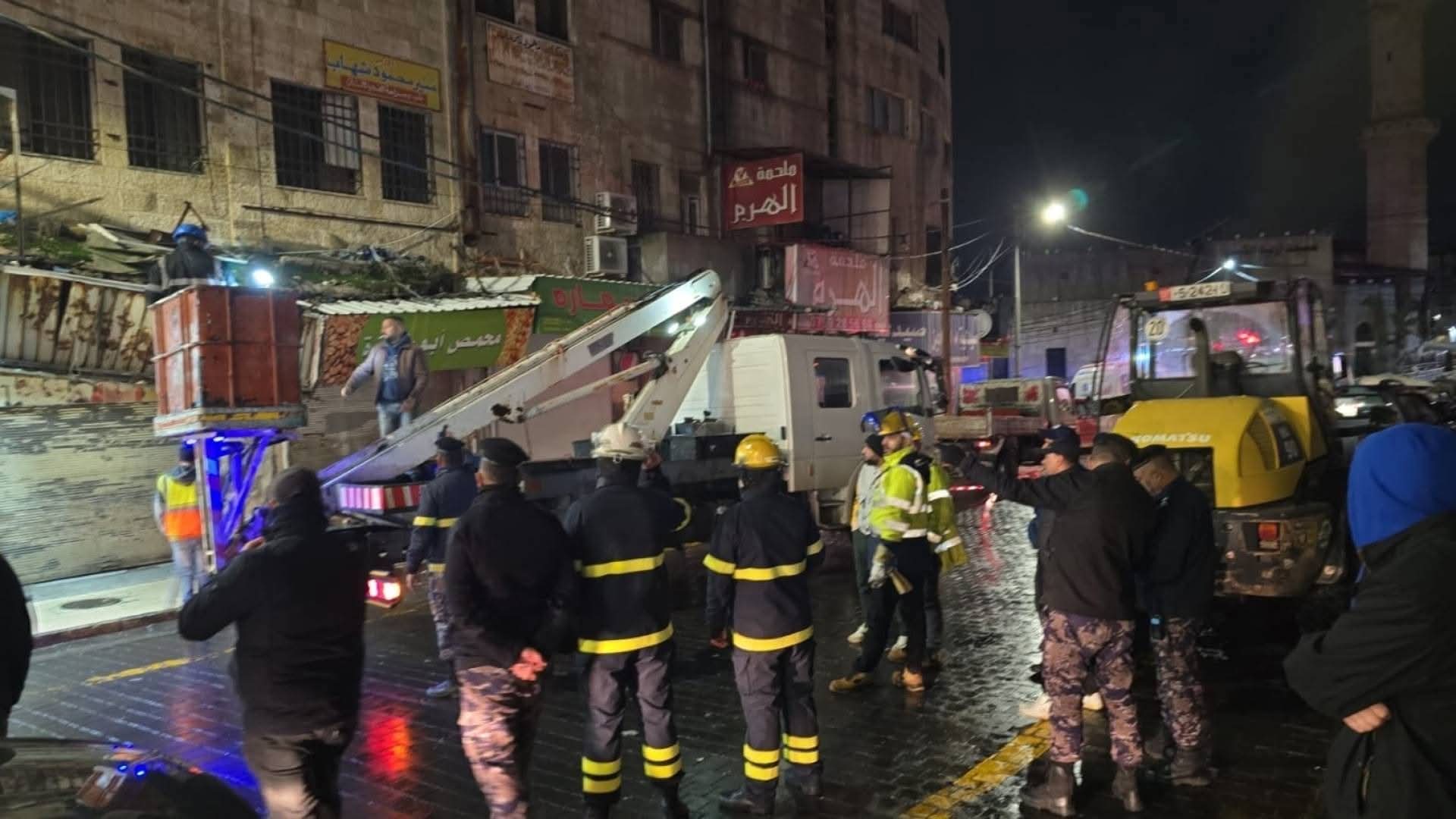 بالفيديو… انهيار شرفة مبنى وسط إربد التجاري يستنفر كوادر البلدية والدفاع المدني