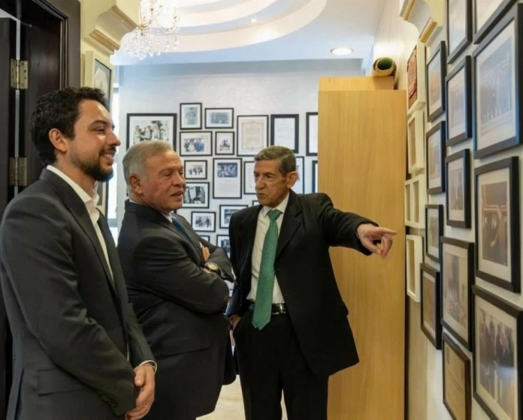 صورة حول : عاجل | الملك يزور رئيس الديوان الملكي الأسبق يوسف الدلابيح عاجل | الملك يزور رئيس الديوان الملكي الأسبق يوسف الدلابيح