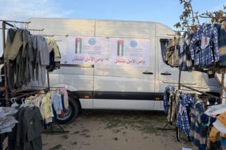 "باص الأمل" يوزّع كسوة للأطفال في غزة