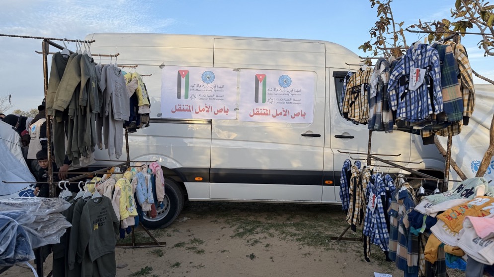 "باص الأمل" يوزّع كسوة للأطفال في غزة