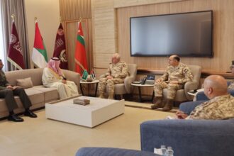 رئيس الأركان يستقبل السفير السعودي لتعزيز التعاون العسكري