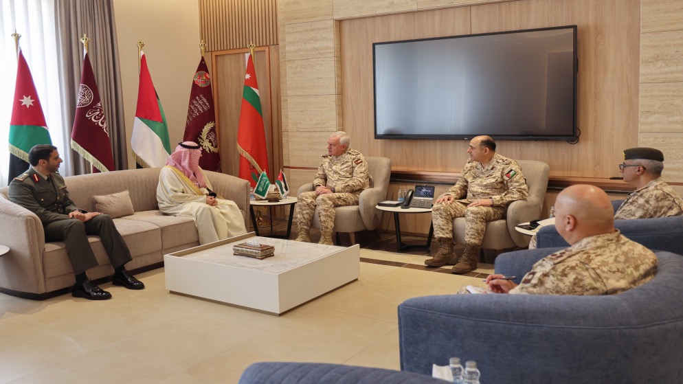 صورة حول : رئيس الأركان يستقبل السفير السعودي لتعزيز التعاون العسكري رئيس الأركان يستقبل السفير السعودي لتعزيز التعاون العسكري