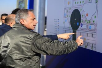 رئيس الوزراء يشارك بزراعة حديقة المفرق الجديدة