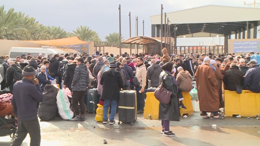 صورة حول : تأخر حركة المسافرين على جسر الملك حسين مع عودة المعتمرين تأخر حركة المسافرين على جسر الملك حسين مع عودة المعتمرين