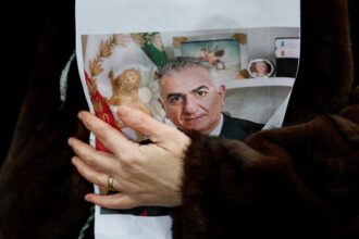 نجل شاه إيران يدعو قوات الأمن والحكومة للانضمام للاحتجاجات