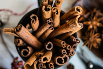 خبراء يحذرون من الاعتماد على القرفة