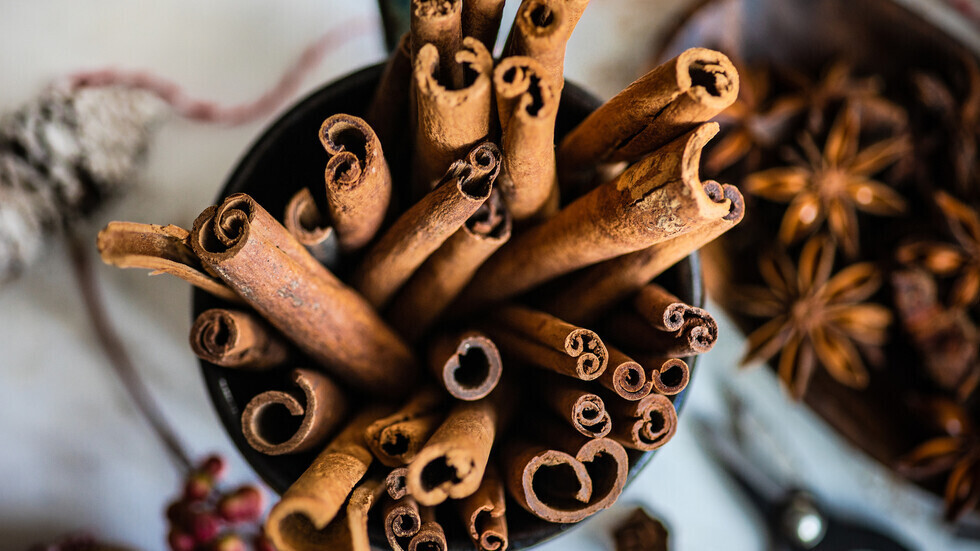 خبراء يحذرون من الاعتماد على القرفة