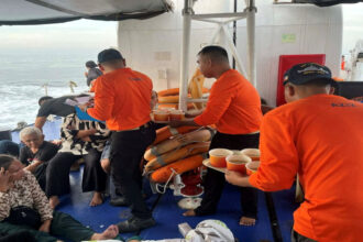 غرق سفينة فلبينية يقتل 18 ويوقف الأسطول