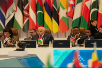 البكار من الرياض يؤكد التزام الحكومة بتوجيهات الملك