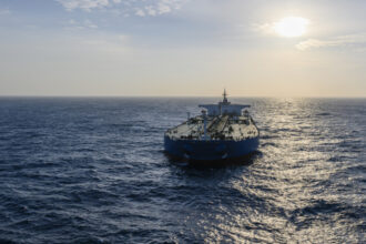 الولايات المتحدة تسلم فنزويلا ناقلة نفط محتجزة