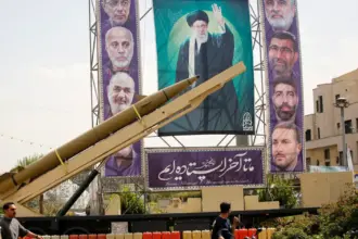 لافتات تهديد في طهران وتحذير إيراني من أي هجوم