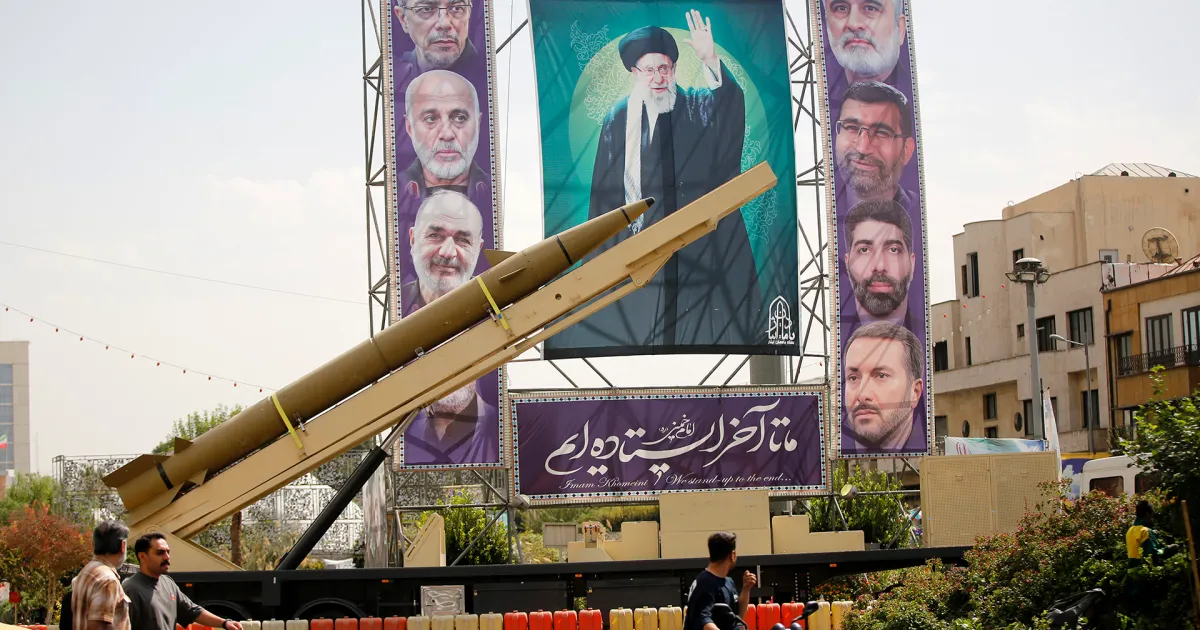 صورة حول : لافتات تهديد في طهران وتحذير إيراني من أي هجوم لافتات تهديد في طهران وتحذير إيراني من أي هجوم