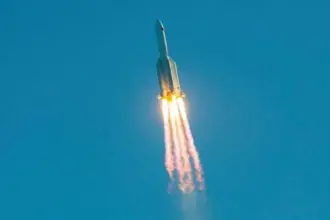 صاروخ صيني خارج السيطرة يضع بريطانيا في حالة تأهّب