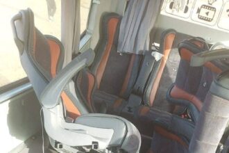 عاجل | انقلاب باص معتمرين أردنيين على الطريق الصحراوي في السعودية