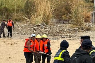 عاجل | الدفاع المدني ينقذ عائلة بعد احتجازهم بالسيول في الطفيلة