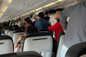 الوقوف المبكر على الطائرة.. عادة مثيرة للجدل بين الركاب