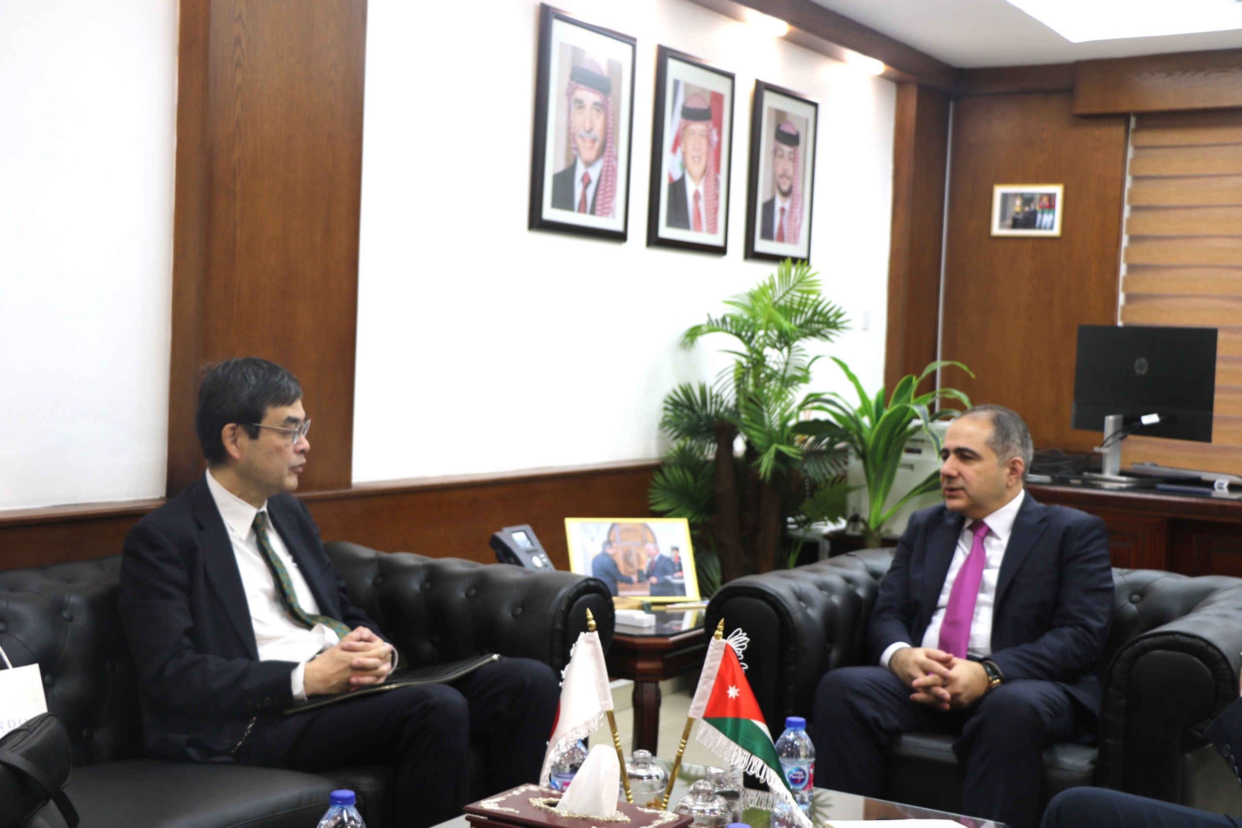 صورة حول : وزير الاستثمار يبحث مع السفير الياباني التعاون الاقتصادي والاستثماري وزير الاستثمار يبحث مع السفير الياباني التعاون الاقتصادي والاستثماري