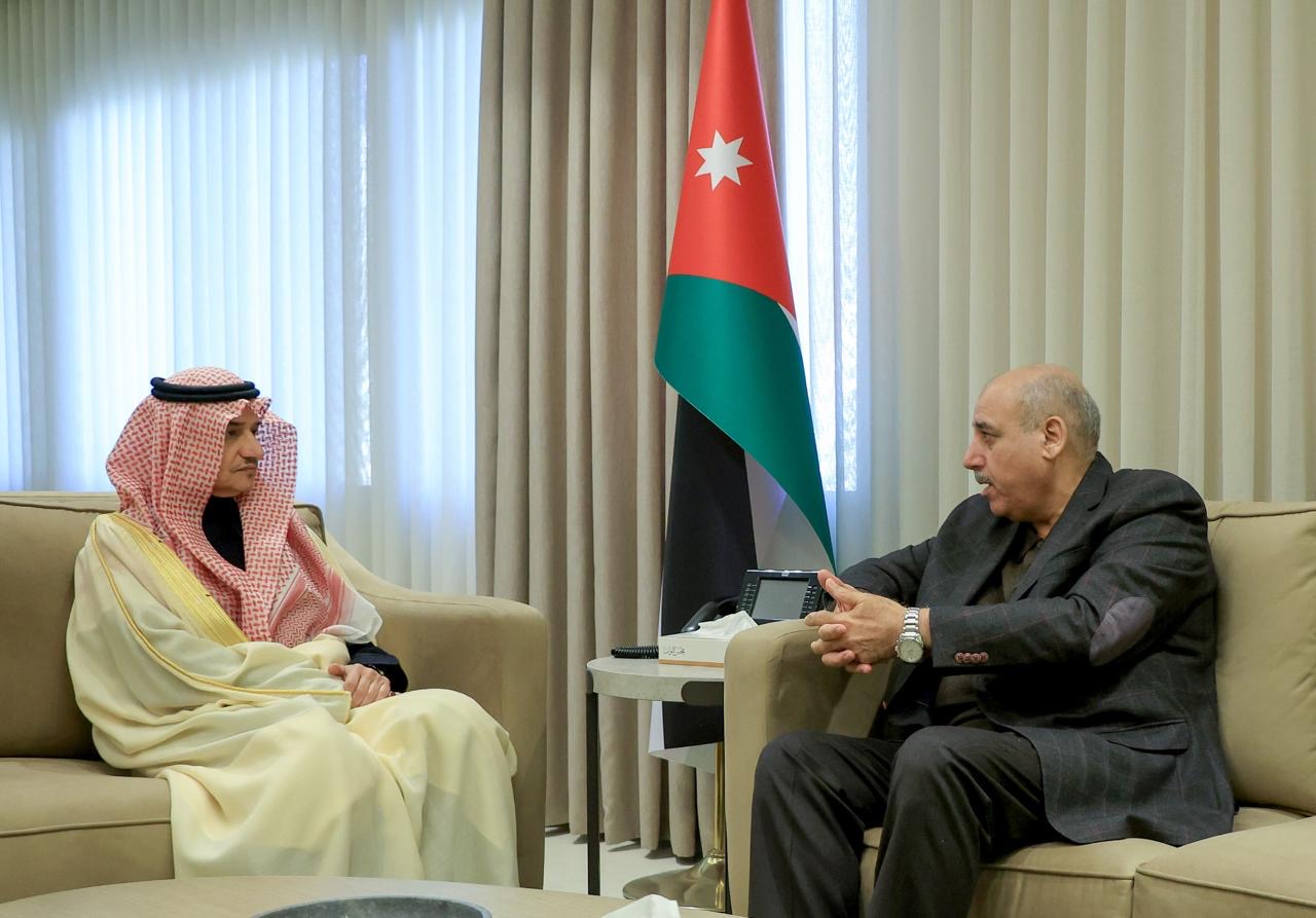 صورة حول : القاضي يستقبل السفير السعودي القاضي يستقبل السفير السعودي