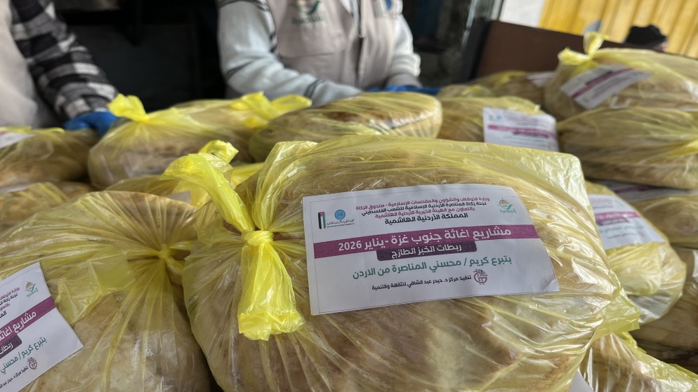 الهيئة الخيرية الأردنية توزع الخبز في غزة