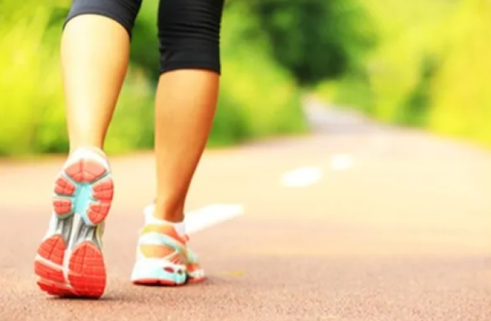 هل المشي اليومي كافٍ لتحسين الصحة دون تمارين مكثفة؟