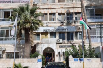 وزارة الأوقاف تدعو كبار السن لاستلام تصاريح الحج 2026