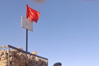 رحالة أردني يرفع علم المملكة في درب زبيدة بالسعودية