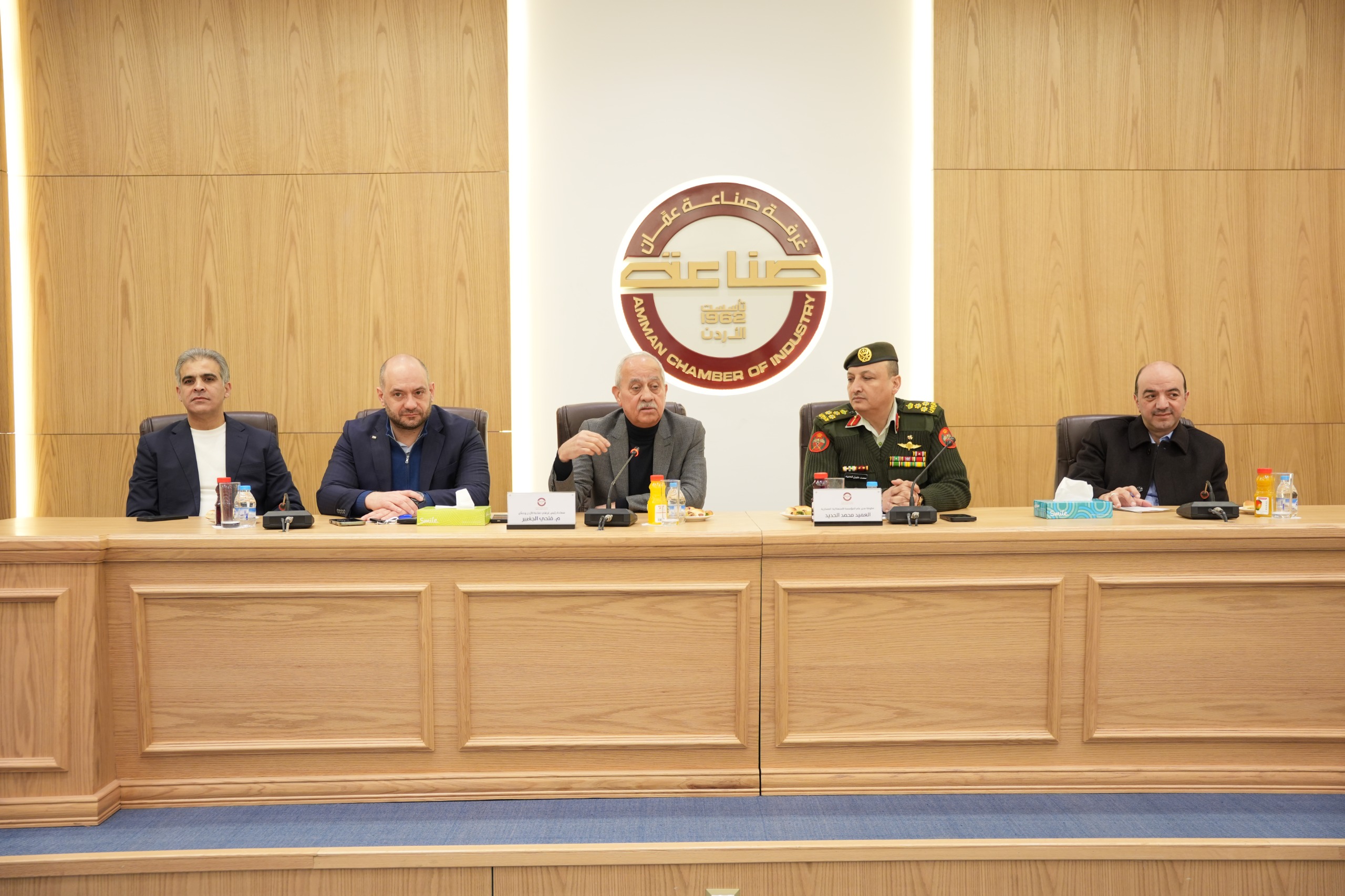 "صناعة عمان" تبحث تعزيز تواجد المنتجات الوطنية في أسواق "الاستهلاكية العسكرية"