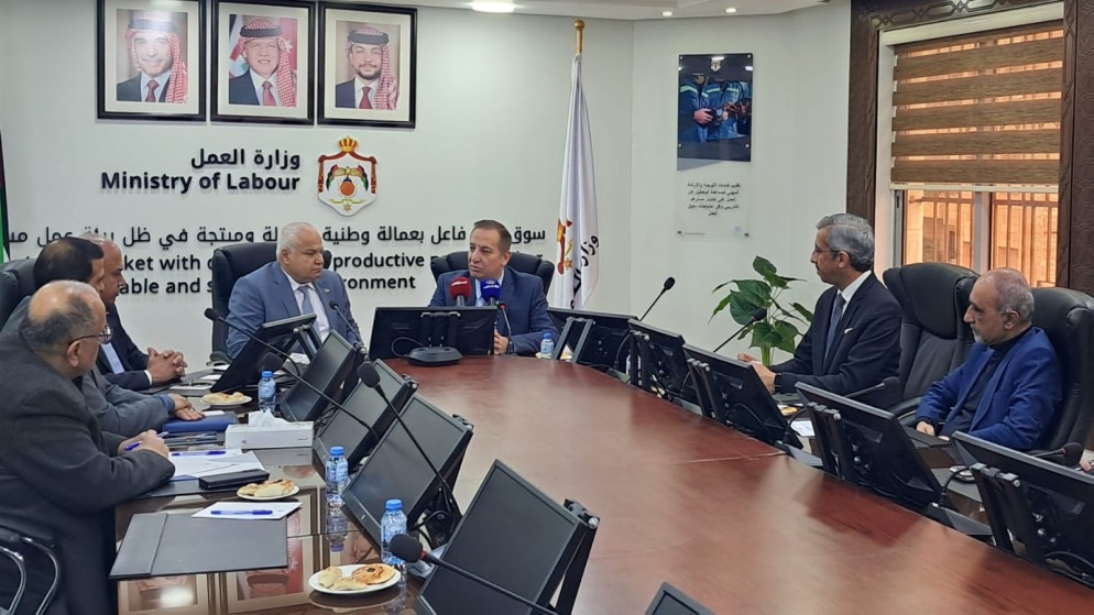 صورة حول : توقيع مذكرة تفاهم لدعم تشغيل الأردنيين في مجمع الصناعات الزراعية بالأغوار توقيع مذكرة تفاهم لدعم تشغيل الأردنيين في مجمع الصناعات الزراعية بالأغوار