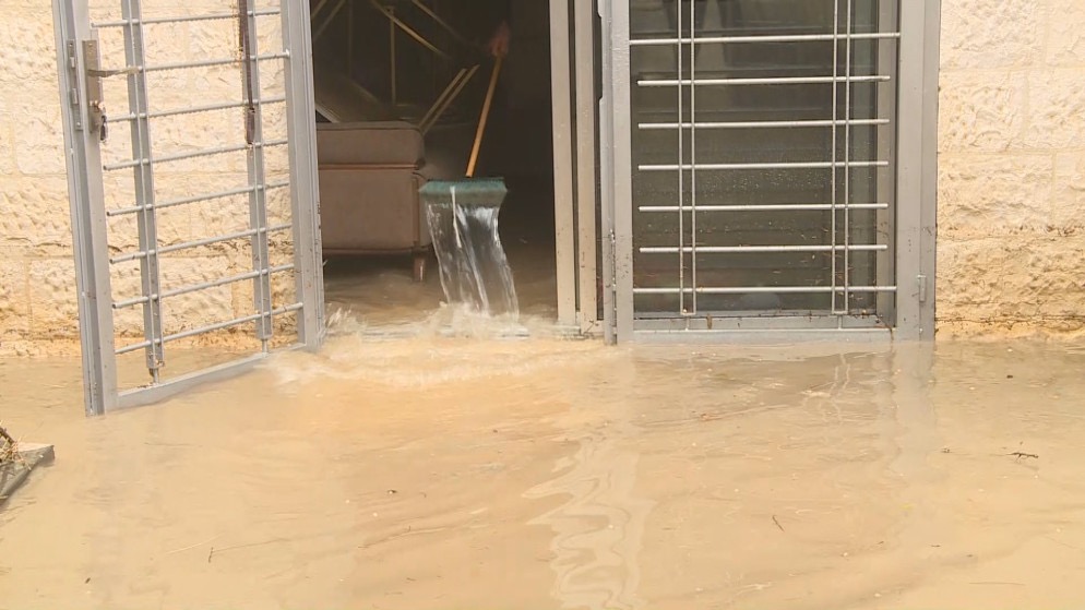 صورة حول : مياه الأمطار تداهم منزلاً في ضاحية النخيل مياه الأمطار تداهم منزلاً في ضاحية النخيل