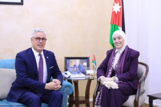 وزيرة التنمية الاجتماعية تبحث التعاون مع السفير الكندي في عمان