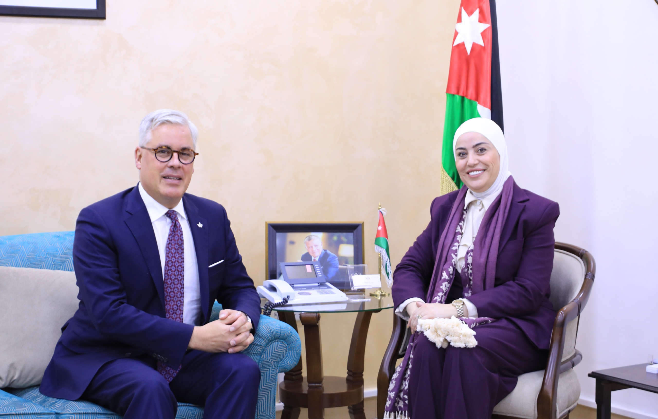 وزيرة التنمية الاجتماعية تبحث التعاون مع السفير الكندي في عمان