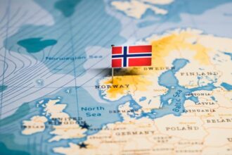 رئيس وزراء النرويج يحذّر من حرب تجارية بسبب تهديدات ترامب