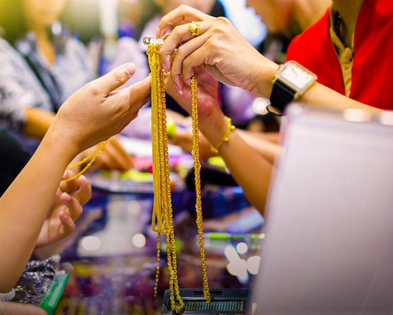 عاجل | الذهب ينخفض 20 قرشًا في السوق المحلي بالاردن